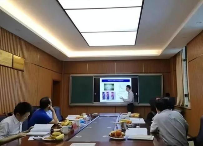 博士答辯上演催人老現場，導師舌戰群儒，答辯后學生比老師還滄桑