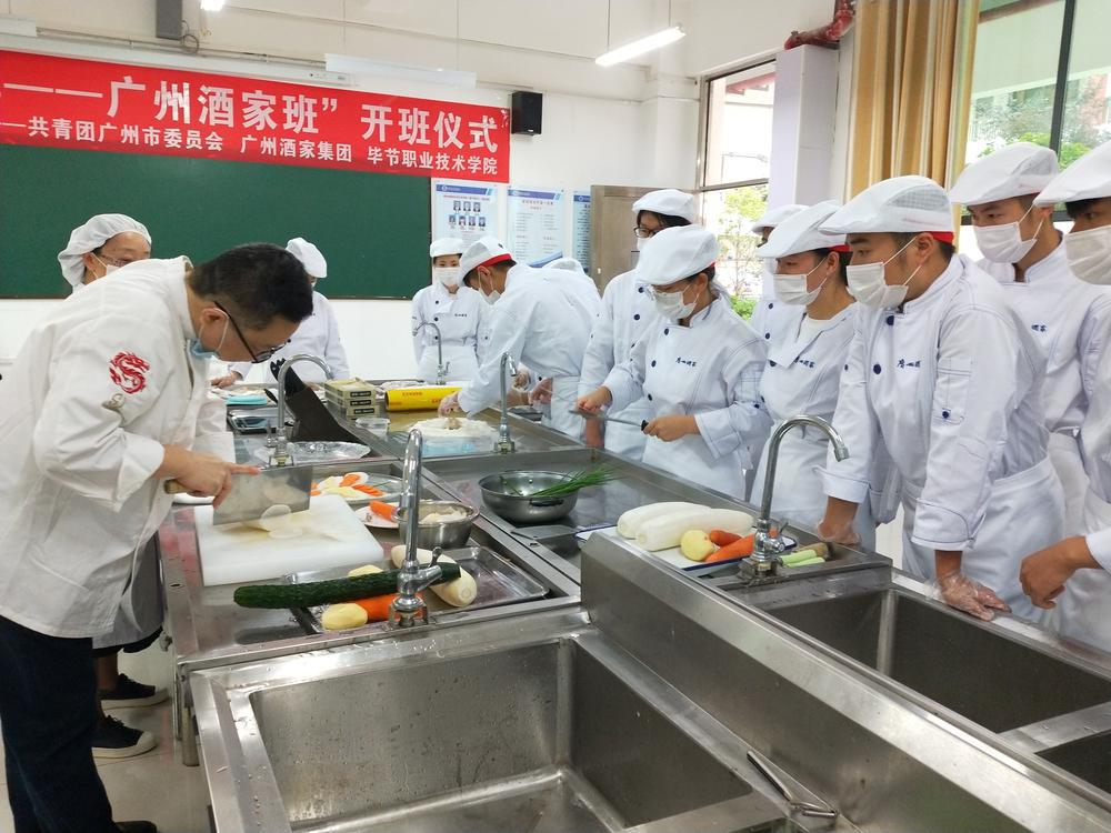 中職“訂單班”為何遇冷？學生“卷升學”、產業升級成主因